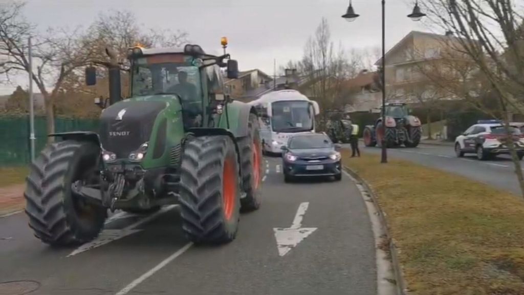 Los agricultores de Navarra, subidos a sus tractores, llevan las protestas ante la casa María Chivite