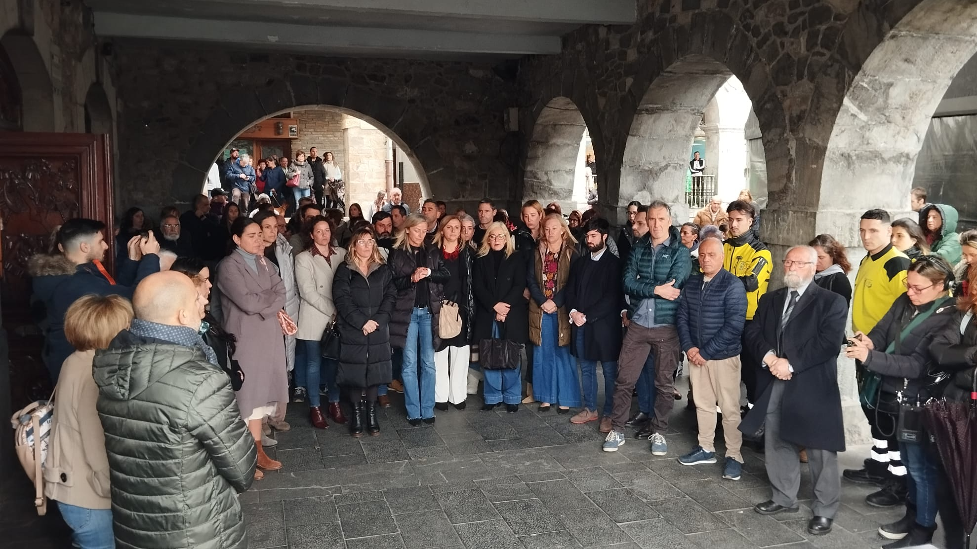 Minuto de silencio en el Ayuntamiento de Castro Urdiales