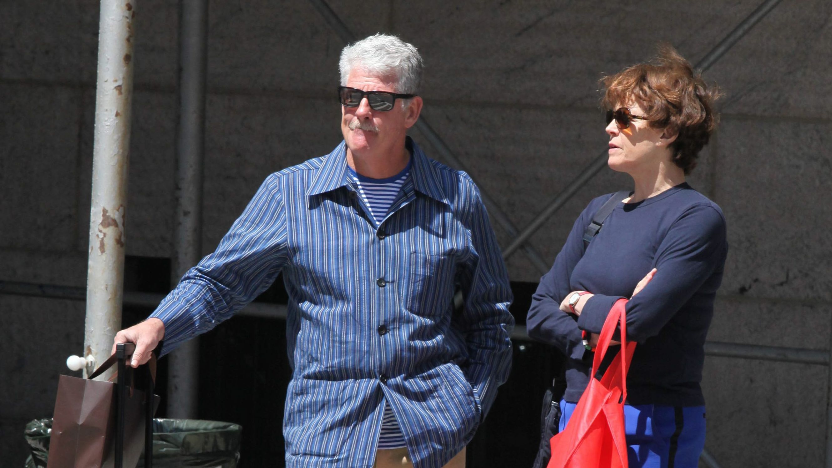 Sigourney Weaver y su marido, de aeropuertos