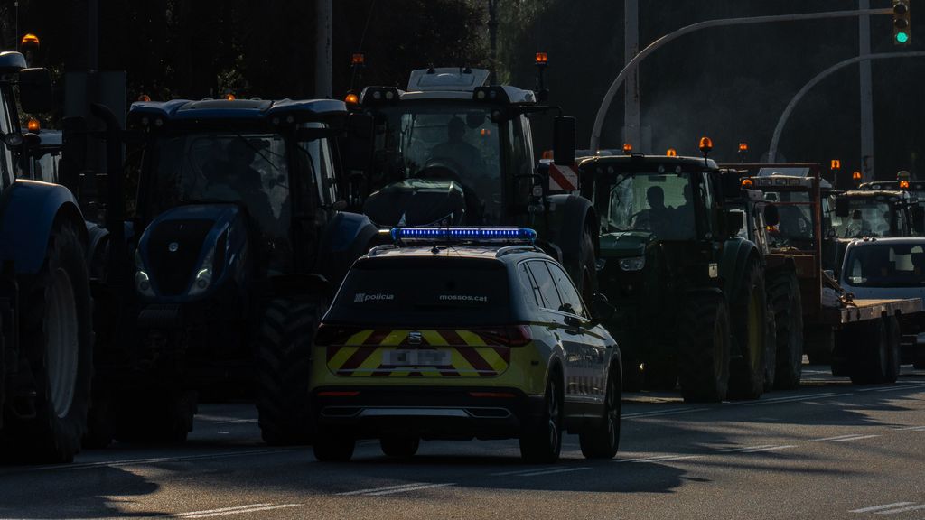 Un centenar de agricultores, con sus tractores, han pasado la noche en Barcelona tras tomar la Gran Vía