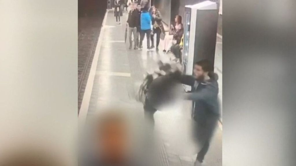 Brutal agresión de un hombre a varias mujeres en un andén del metro de Barcelona