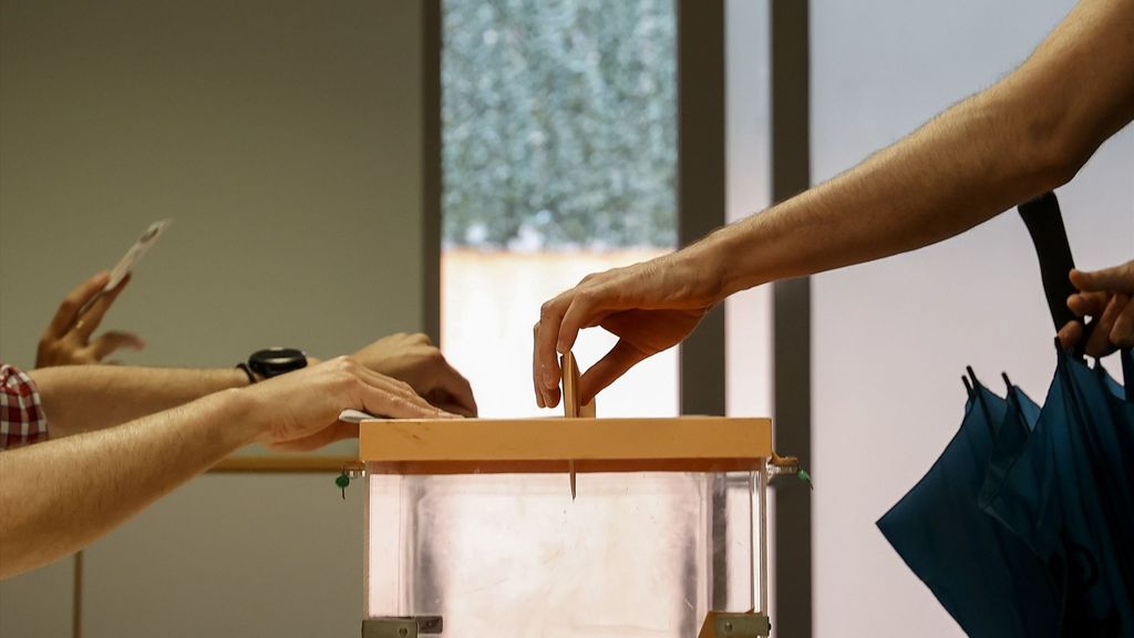 Imagen de archivo de una persona metiendo su voto en una urna