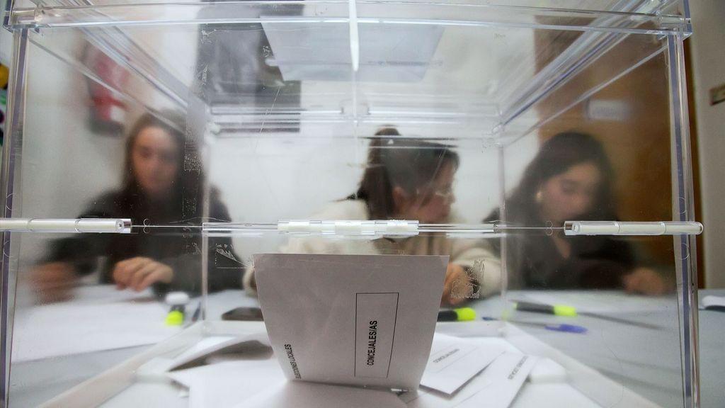 Imagen de archivo de una urna, con votos en el interior, sobre una mesa de un colegio elector
