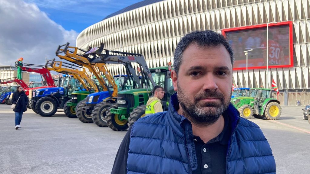 Iñigo Bilbao de Enba explica la situación del campo vizcaíno ante los tractores aparcados en la explanada de San Mamés