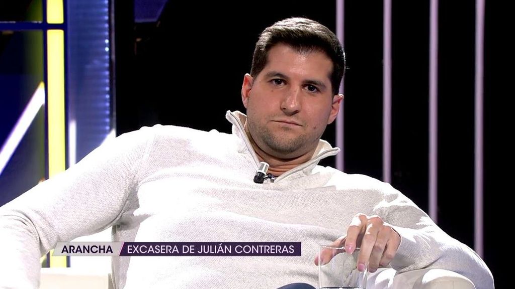 Julián Contreras se niega a hablar en directo con su excasera, que llama para rebatir su versión