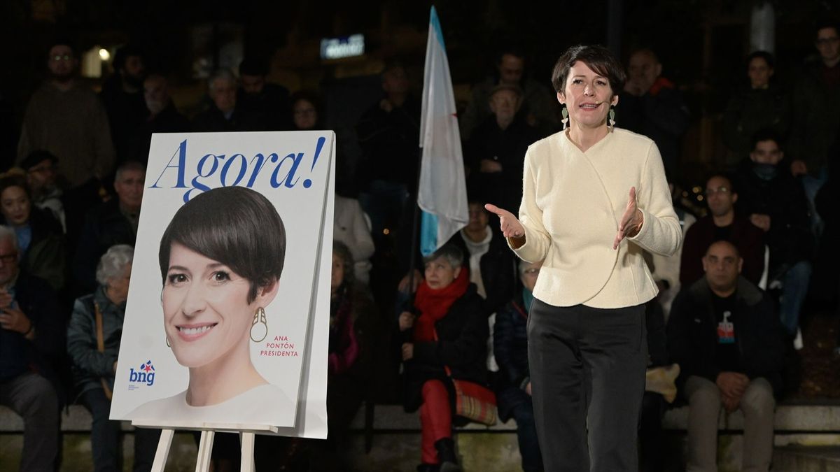 La candidata del Bloque Nacionalista Galego (BNG) a la Presidencia de la Xunta, Ana Pontón, presenta su cartel electoral,