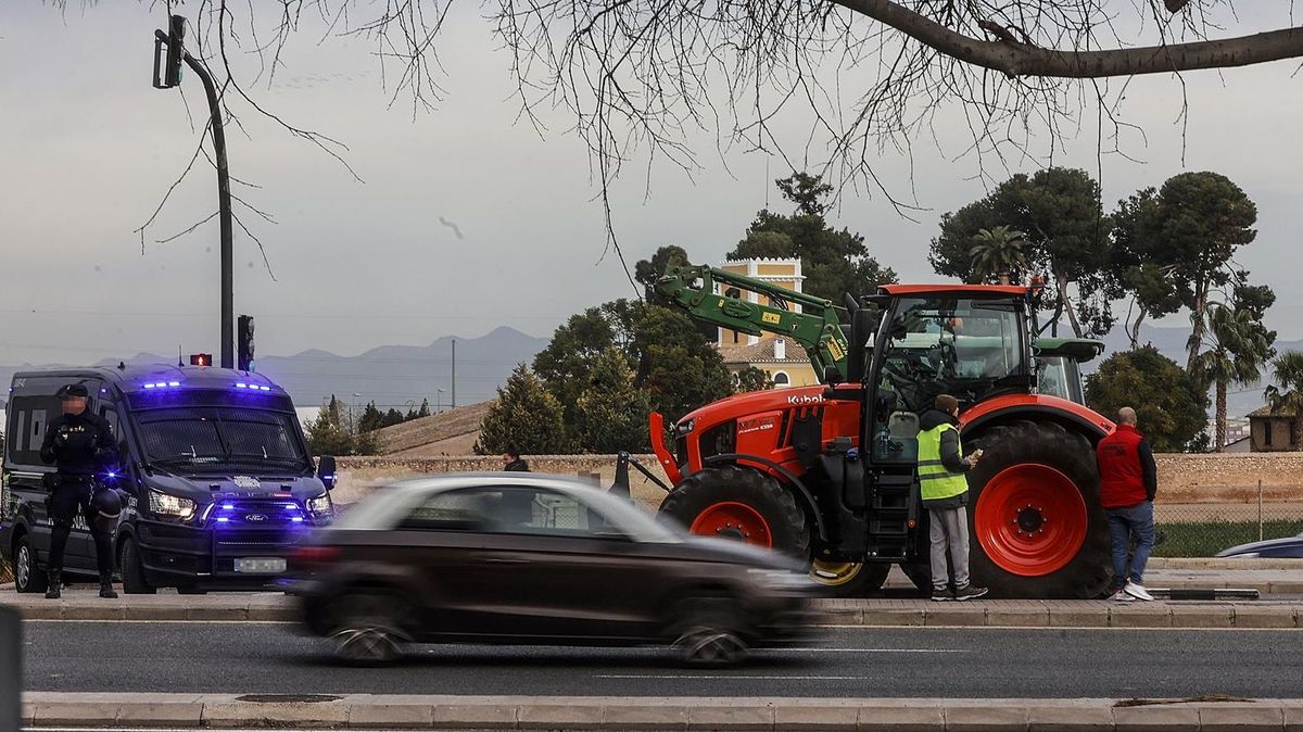 La policía controla los cortes provocados por agricultores en Valencia