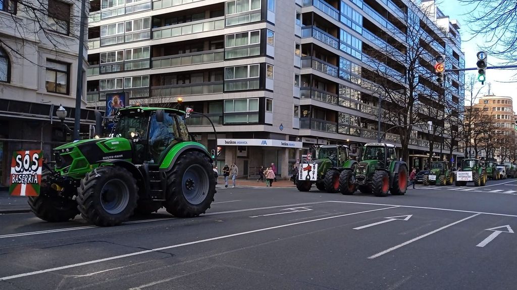 La tractorada recorre el corazón de Bilbao de camino hacia El Arenal