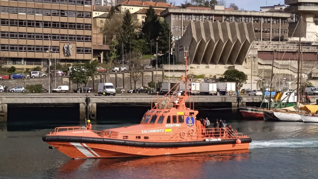 La tripulación ha dado la voz de alarma a las 9 de la mañana y han esperado el rescate en los botes salvavidas