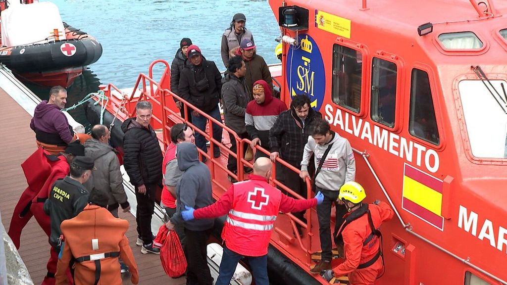 Los 14 tripulantes rescatados bajan del barco de Salvamento Marítimo en Pasaia