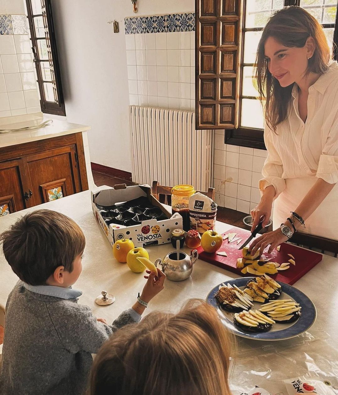 Lourdes Montes junto a sus hijos, Carmen y Curro.