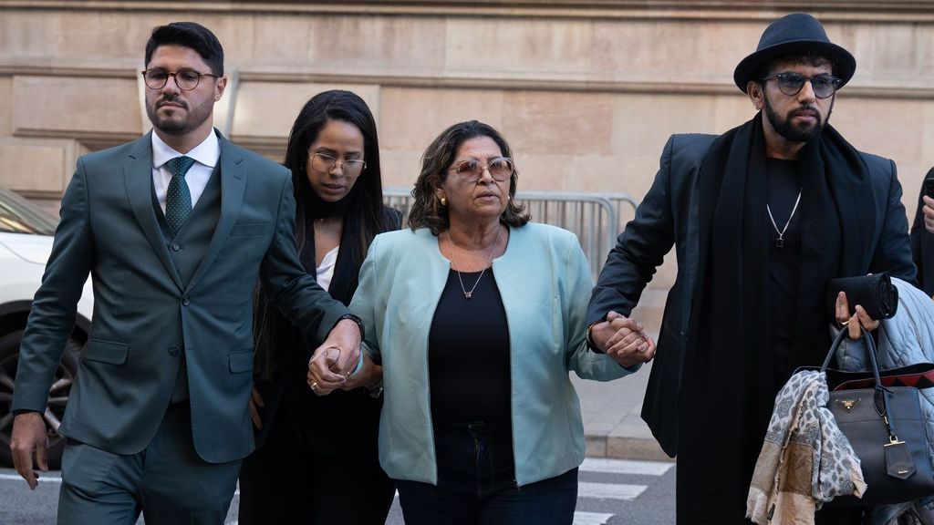 Lucía Alves, saliendo del juicio a su hijo en Barcelona