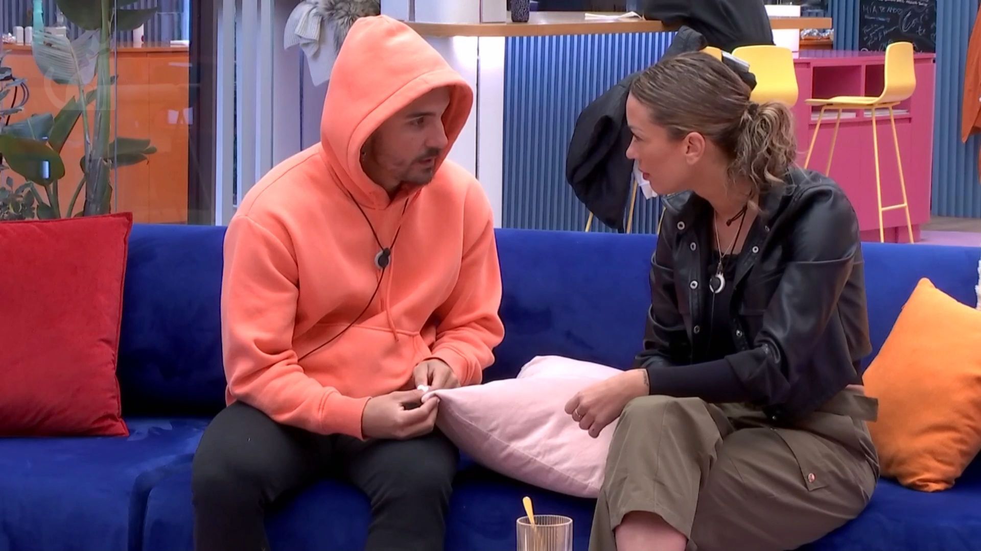 Manuel se confiesa con Mayka