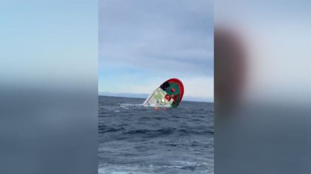 Rescatan a los catorce tripulantes de un barco hundido frente a la costa vasca
