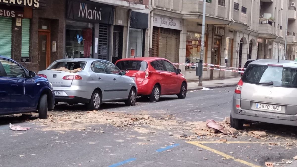 Un coche aparcado en Barakaldo con la luna rota tras caerle un cascote de la fachada derribada por el viento