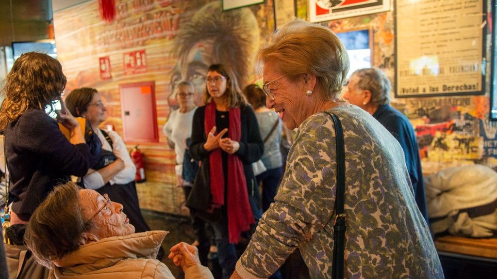 Un grupo de personas mayores visita uno de los museos que participan en el proyecto