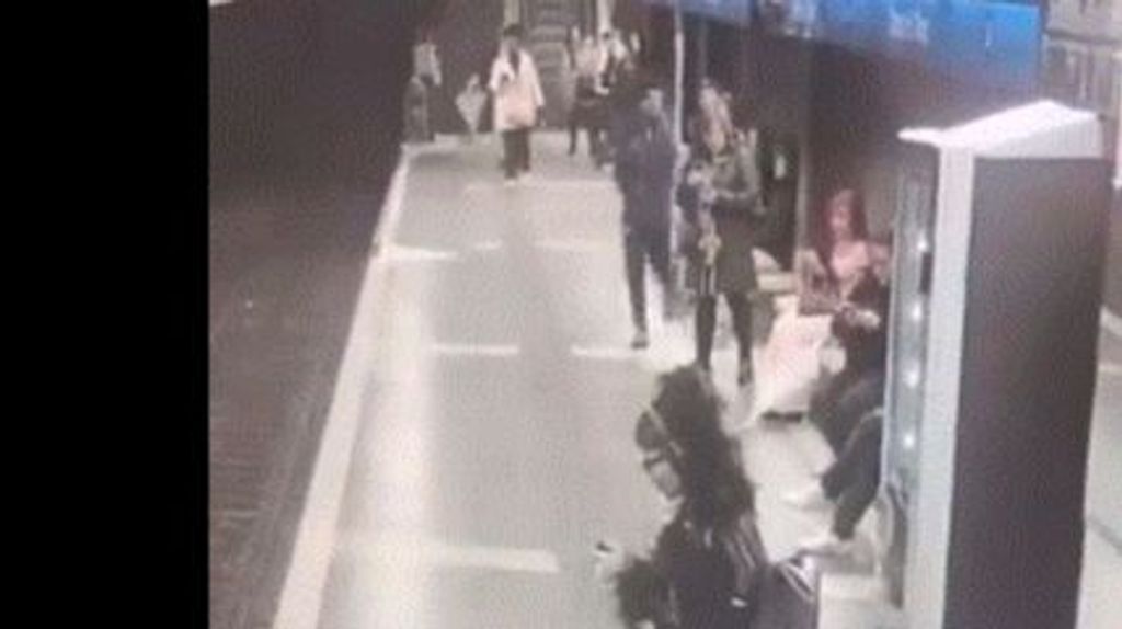 Un joven golpea a mujeres en el metro de Barcelona