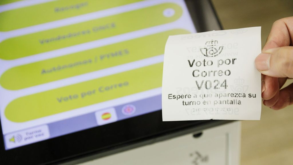 Un ticket de voto por correo en una oficina de Correos