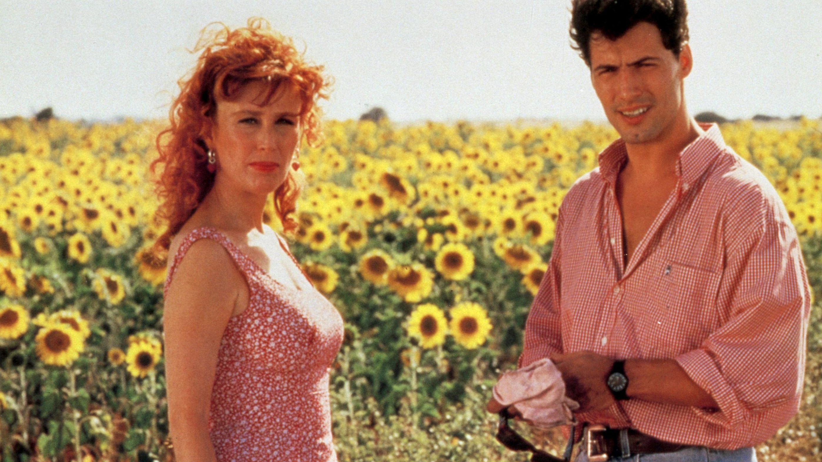 Verónica Forqué y Manuel Bandera, en un fotograma de 'Kika'