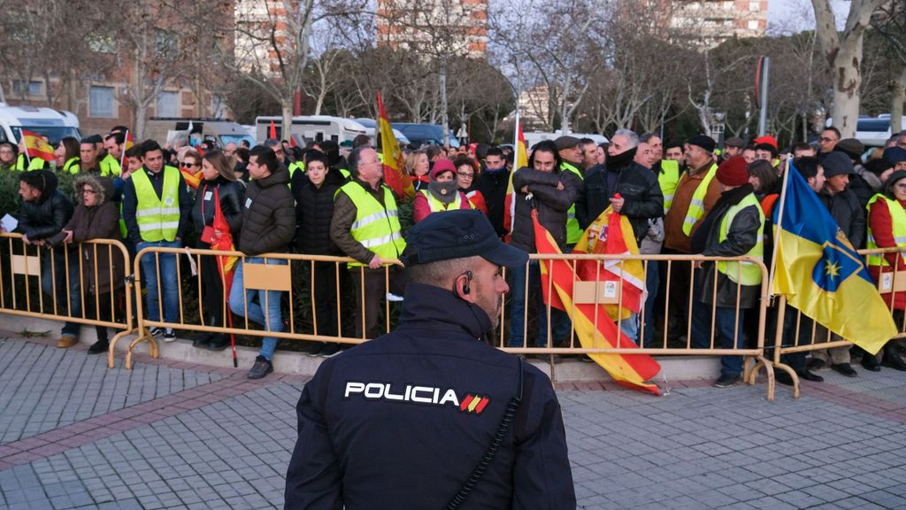 Agricultores con chalecos amarillos y cencerros protestan en la gala de los Goya