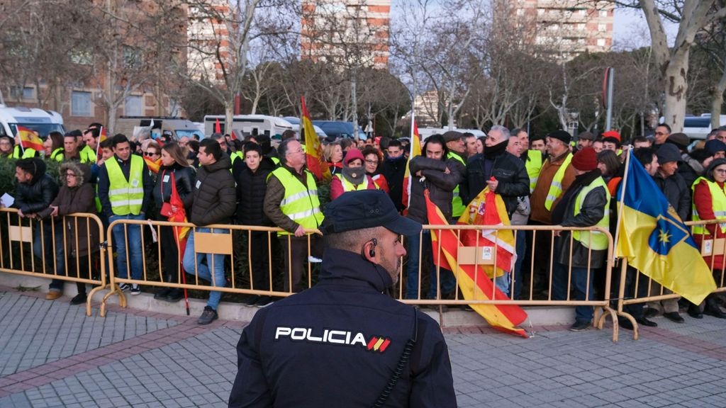 Agricultores con chalecos amarillos y cencerros protestan en la gala de los Goya