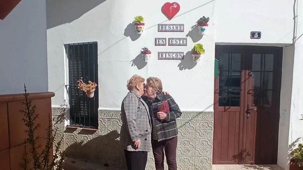 Buscan a la pareja que se besa en una fotografía para participar en un concurso de San Valentín en Huelva