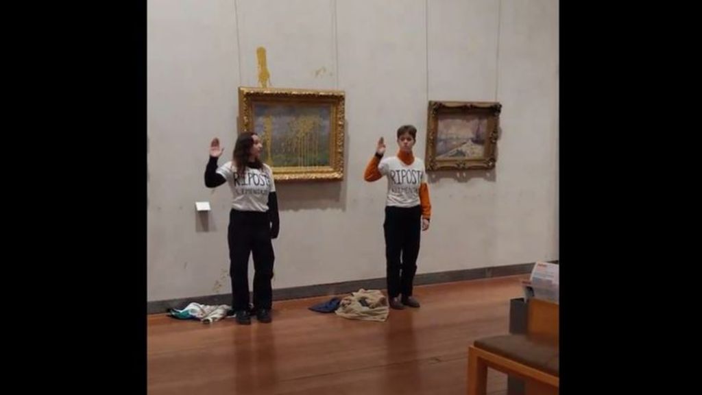 Dos activistas lanzan sopa contra un cuadro de Monet en un museo en Lyon, Francia