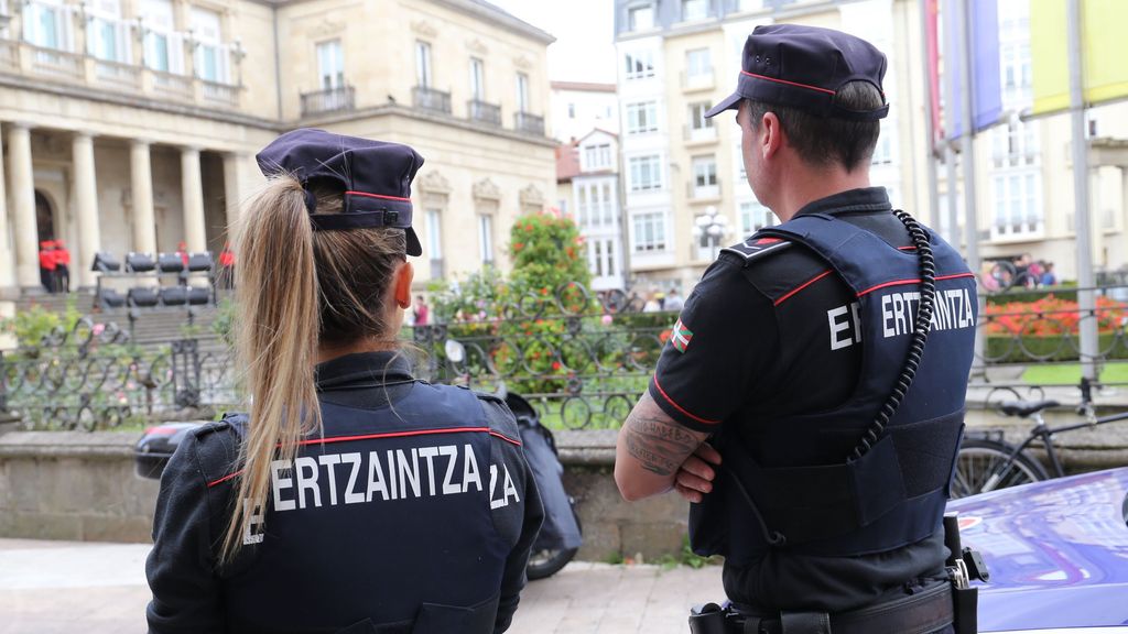 Dos agentes de la Ertzaintza