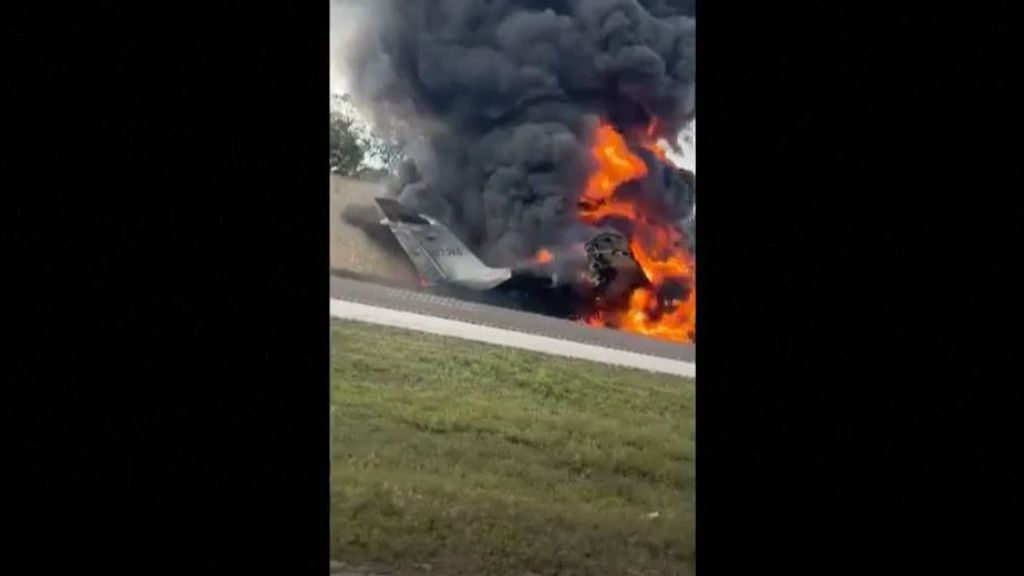 Dos muertos tras estrellarse una avioneta contra un coche en una autopista en Florida
