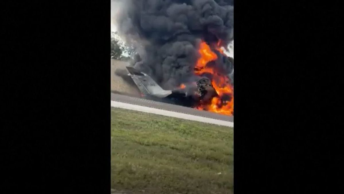 Dos muertos tras estrellarse una avioneta contra un coche en Florida
