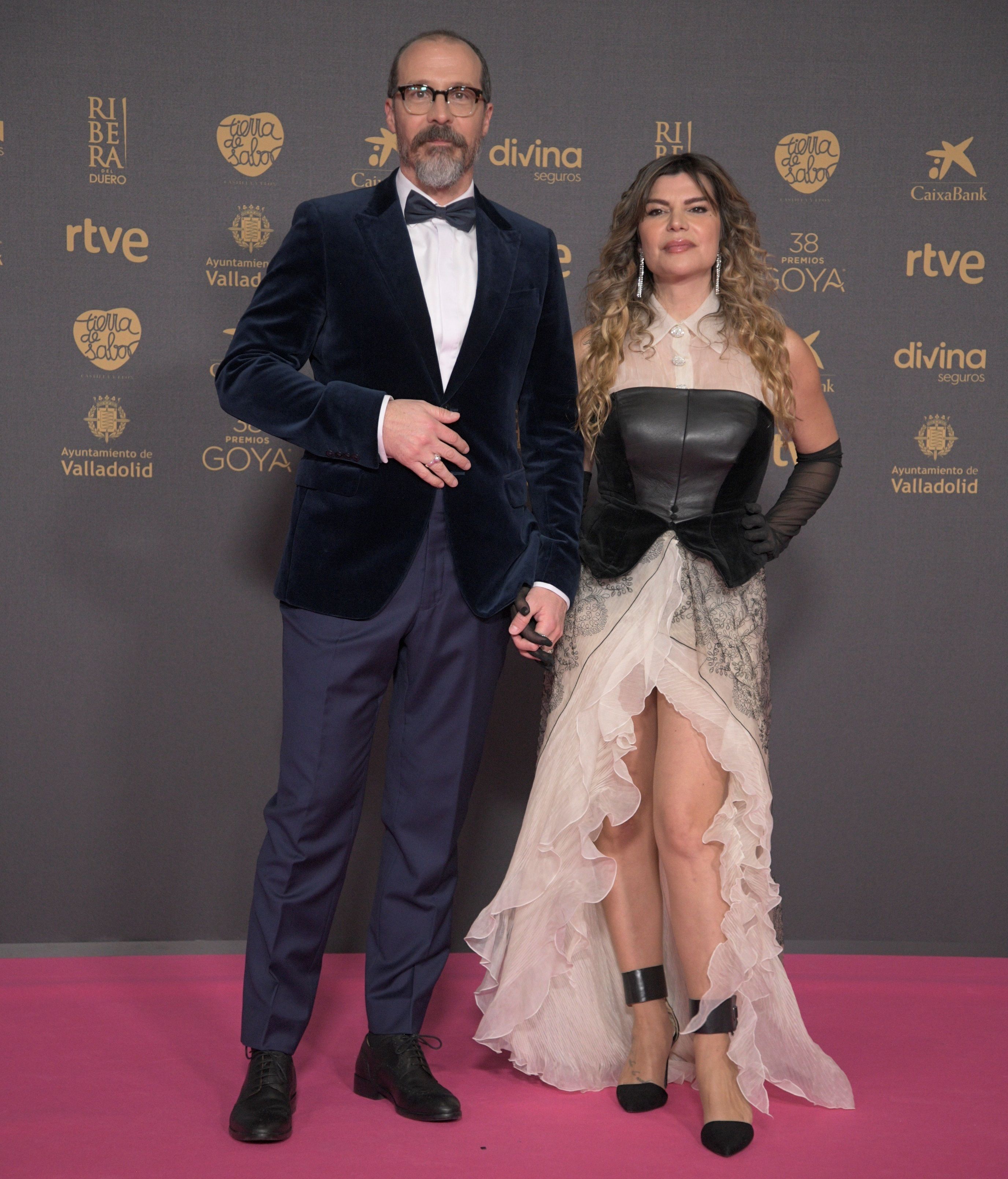 El actor Fele Martínez posa junto a la actriz y productora Mónica Regueiro