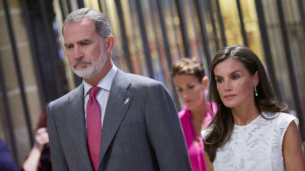 Los Reyes Felipe VI y Letizia lamentan la muerte de los dos guardias civiles en Barbate