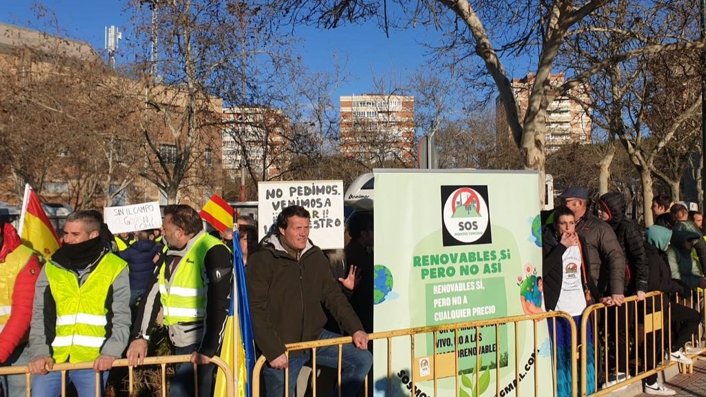 Unas 150 personas protestan a las puertas de los Goya en Valladolid al grito de "la Agenda 2030 hunde el campo"