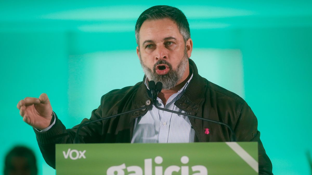 El líder de VOX, Santiago Abascal, interviene durante un acto de campaña de VOX, en el hotel Méndez Núñez,