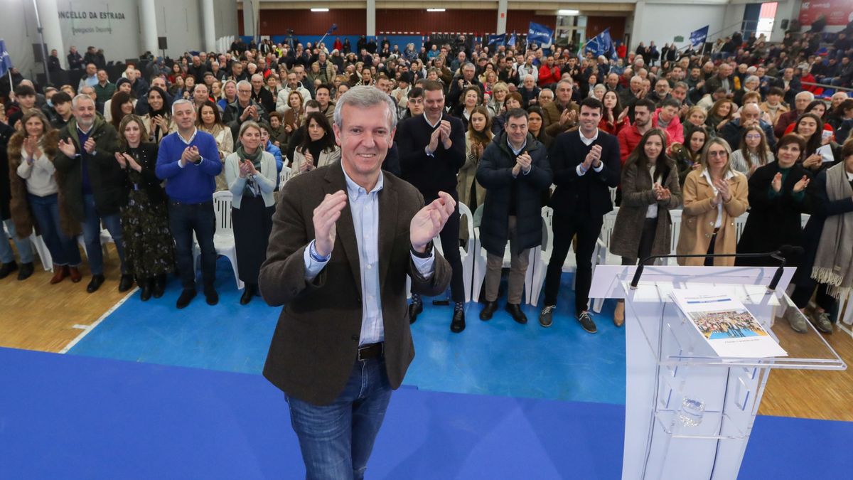 El presidente de la Xunta y candidato a la reelección, Alfonso Rueda (PPdeG), participa esta mañana en un mitin en A Estrada