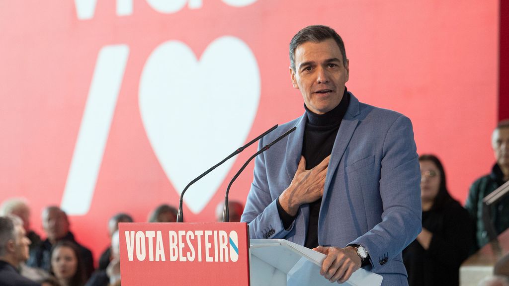 El secretario general del PSOE y presidente del Gobierno, Pedro Sánchez, interviene durante un mitin de campaña en Vigo, Galicia.