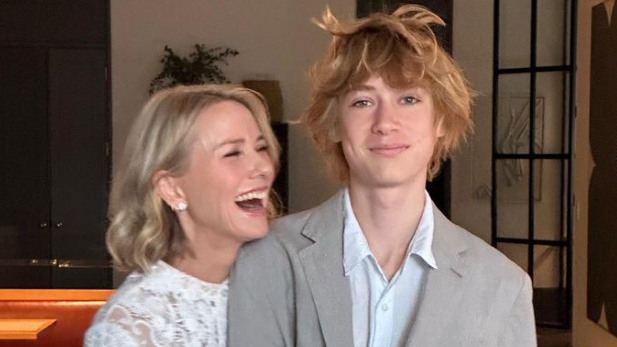 Naomi Watts y su hijo el día de su boda. FUENTE: Instagram