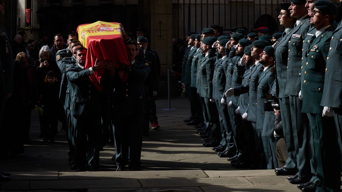 Pamplona arropa a la familia y amigos del guardia civil fallecido en Barbate