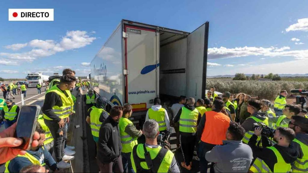 Primer día de paro indefinido de transportistas y agricultores, en directo: cortes de carreteras en Sevilla
