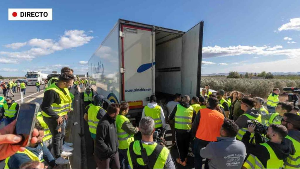 Primer día de paro indefinido de transportistas y agricultores: cortes de carreteras en Aragón