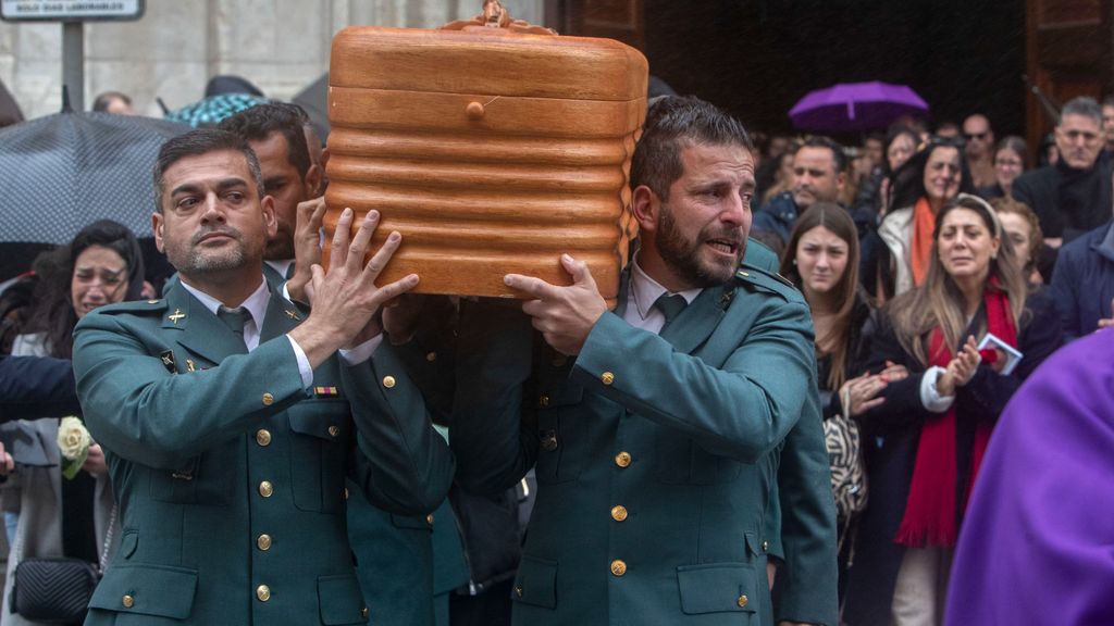 Salida este domingo de la catedral de Cádiz del féretro con los restos de Miguel Ángel Gómez González, agente del grupo especial de actividades subacuáticas de la Guardia Civil fallecido este viernes en Barbate (Cádiz)