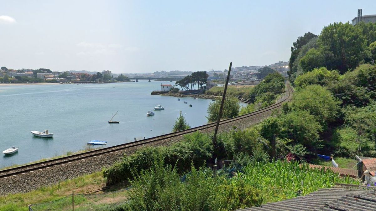 Vías ferroviarias por la parroquia de Oza, cerca de la playa Santa Cristina (A Coruña)
