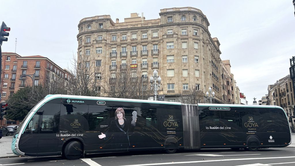 Vinilado de autobuses por motivo de los Goya 2024, con la imagen de Concha Velasco