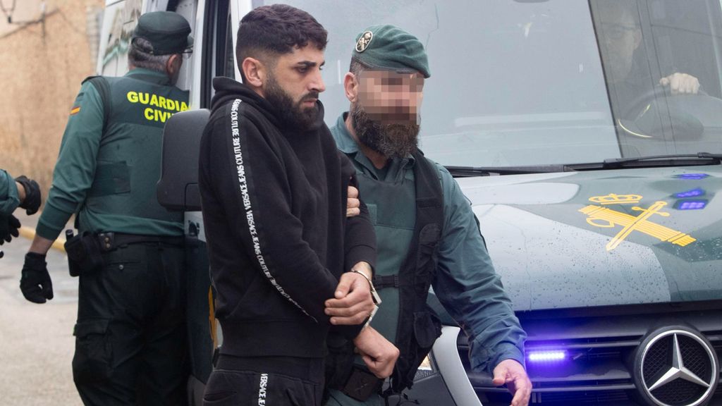 Agentes de la Guardia Civil trasladan a los juzgados de Barbate (Cádiz) a uno de los ocho detenidos por la muerte de dos guardias civiles