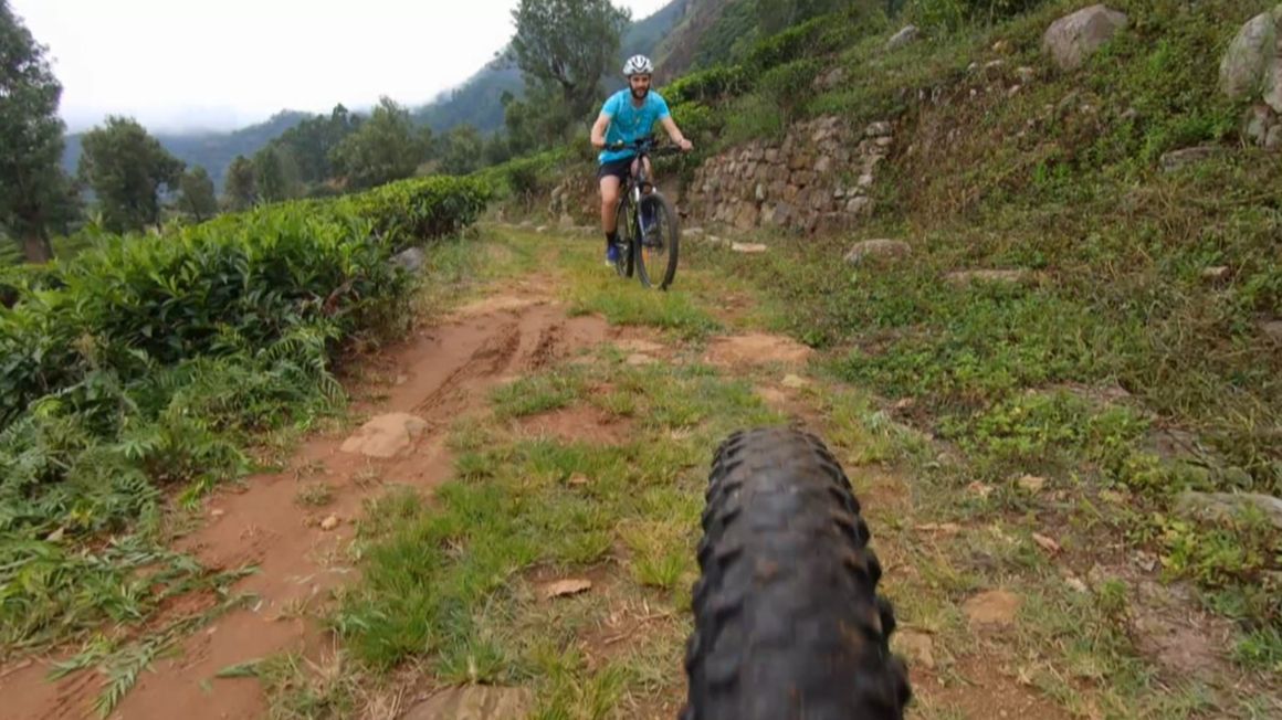 Calleja y Álvaro Rico recorren en bicicleta los campos de té de Sri Lanka