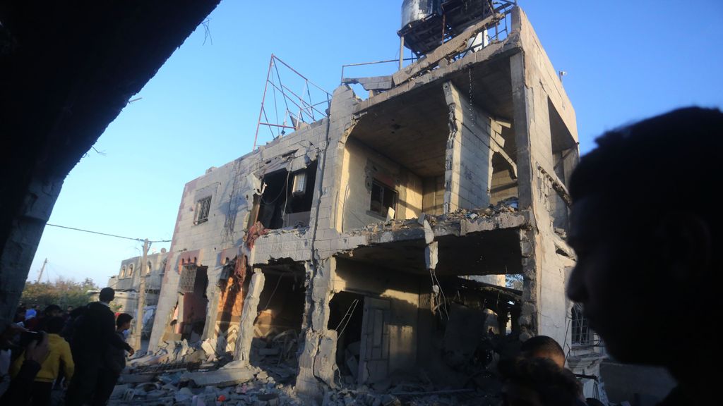 Israel mata a más de cien palestinos en bombardeos en Rafah