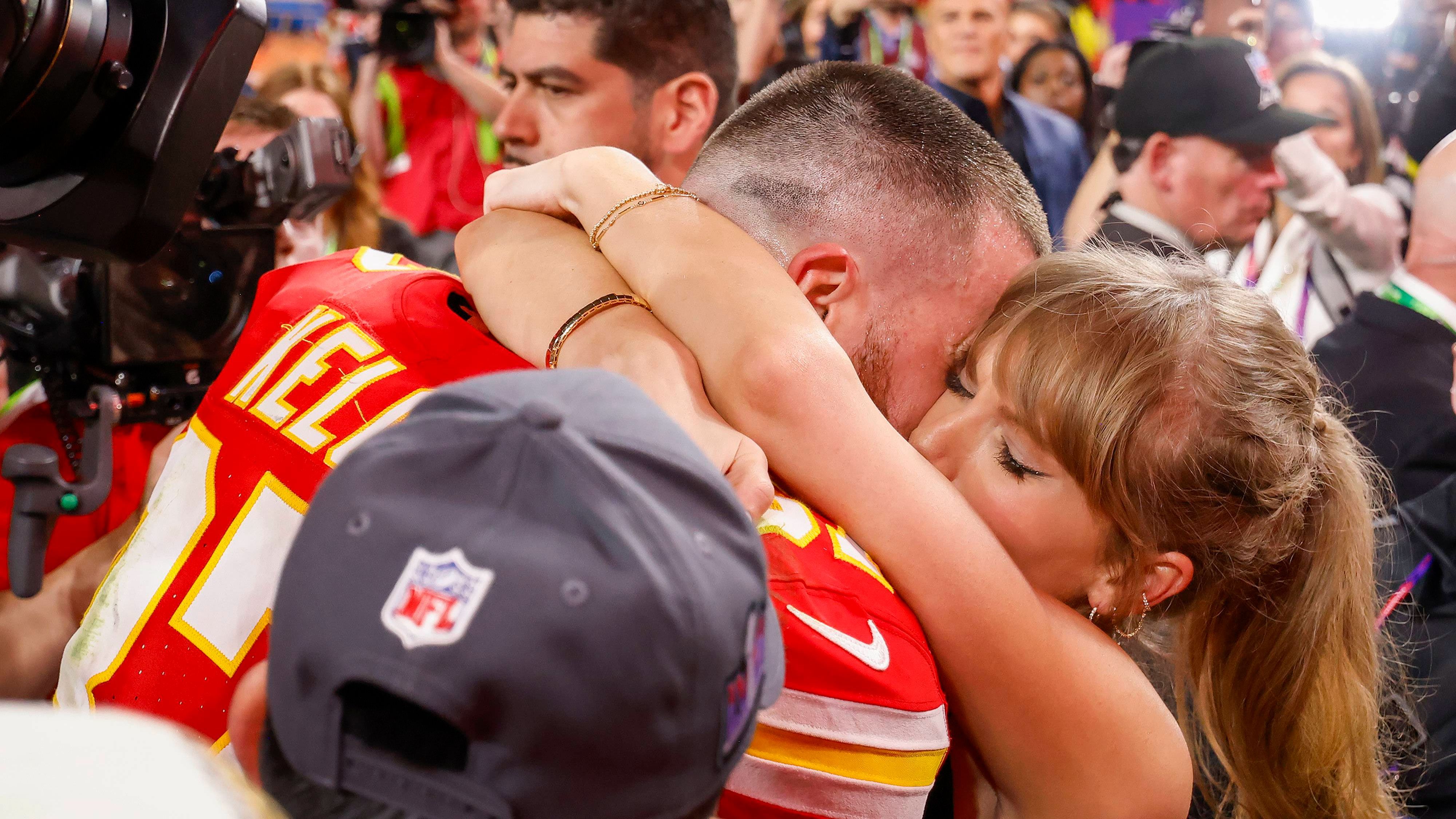 El abrazo entre Taylor y Travis en la Super Bowl