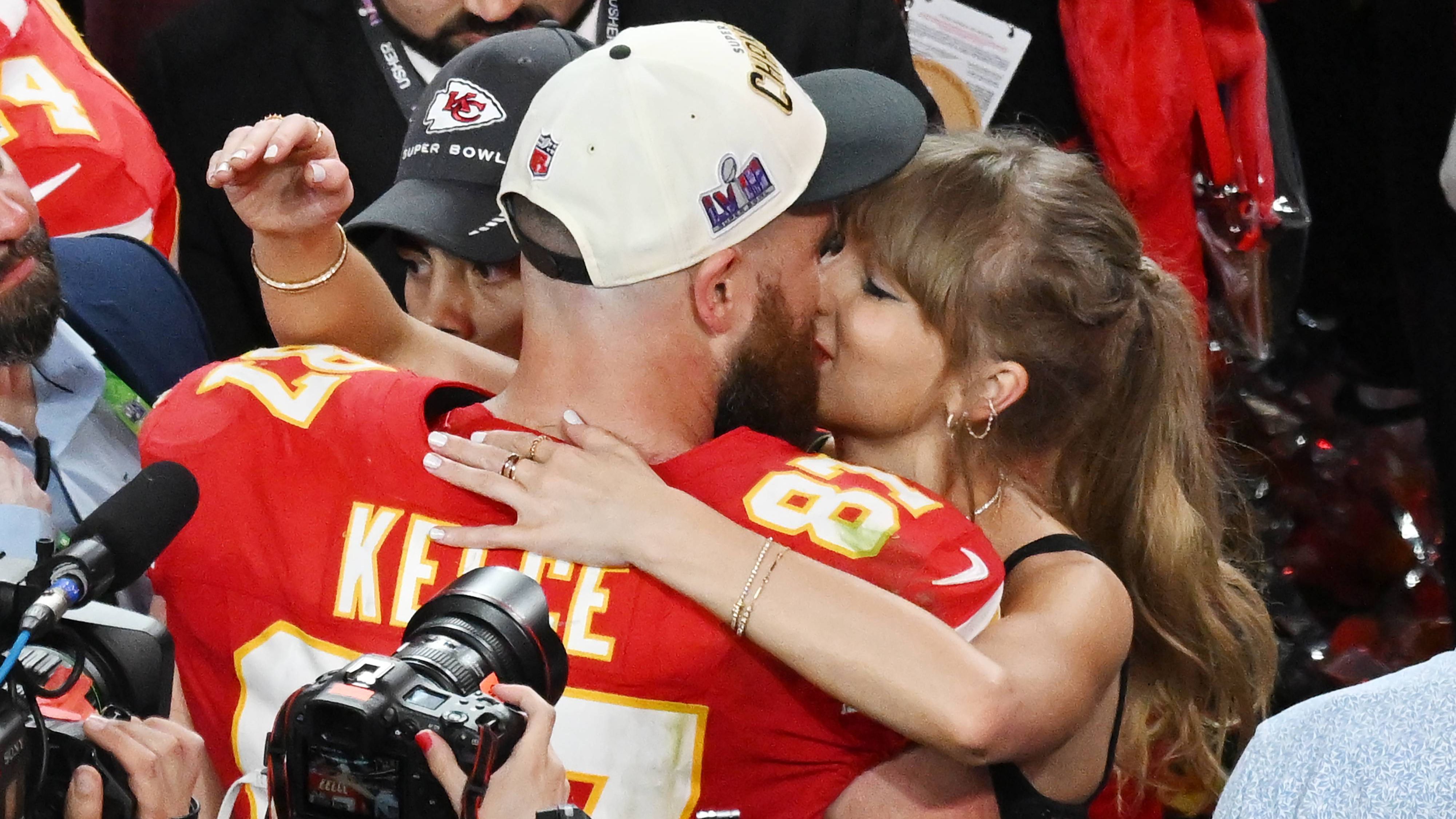 El beso entre Taylor y Travis