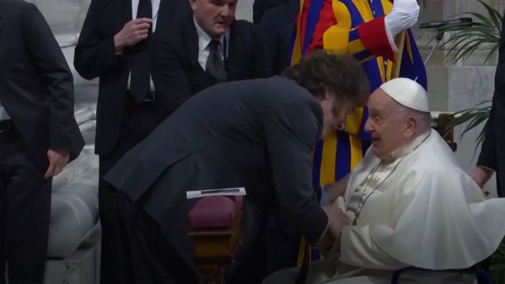 Javier Milei se reúne con el Papa Francisco en el Vaticano y cierran la paz con un abrazo