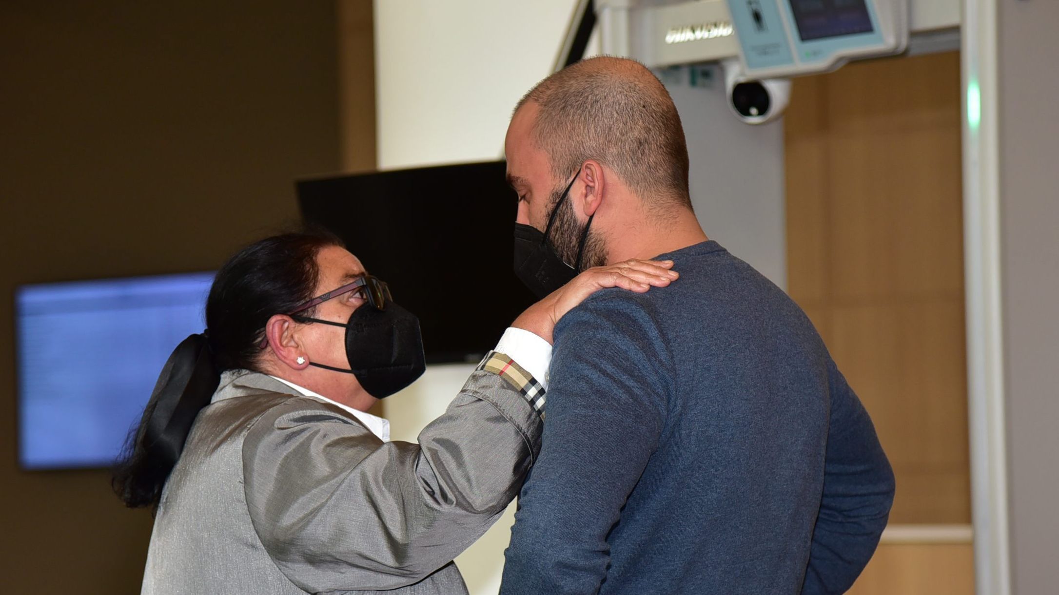 María del Monte consuela a Antonio Tejado